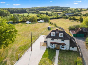 Stunning Detached Spacious House with Hot Tub & Parking